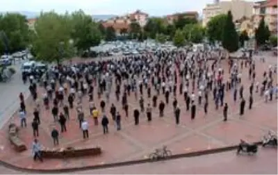 Tatil yolundaki kazada hayatını kaybeden 6 kişilik aile son yolculuğuna uğurlandı Tatil yolundaki kazada hayatını kaybeden 6 kişilik aile son yolculuğuna uğurlandı