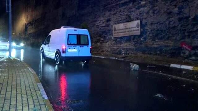Topkapı surlarından kopan taşlar yola düştü