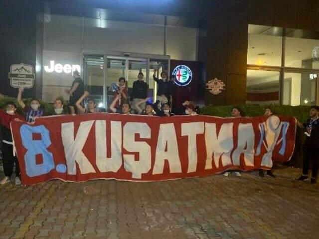Trabzonspor'u İstanbul'da karşılayan taraftarlar koronavirüs kurallarını hiçe saydı Trabzonspor'u İstanbul'da karşılayan taraftarlar koronavirüs kurallarını hiçe saydı