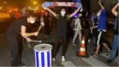 Trabzonspor'u şampiyon gibi karşılayan taraftarlar, koronavirüs kurallarını hiçe saydı Trabzonspor'u şampiyon gibi karşılayan taraftarlar, koronavirüs kurallarını hiçe saydı