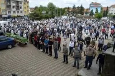 Son dakika haberleri... Trafik kazasında hayatlarını kaybeden 6 kişiden 3'ü toprağa verildi Son dakika haberleri... Trafik kazasında hayatlarını kaybeden 6 kişiden 3'ü toprağa verildi