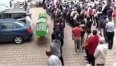 Trafik kazasında hayatlarını kaybeden 6 kişiden 3’ü toprağa verildi