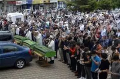 Son dakika haberleri... Trafik kazasında hayatlarını kaybeden 6 kişiden 3'ü toprağa verildi Son dakika haberleri... Trafik kazasında hayatlarını kaybeden 6 kişiden 3'ü toprağa verildi