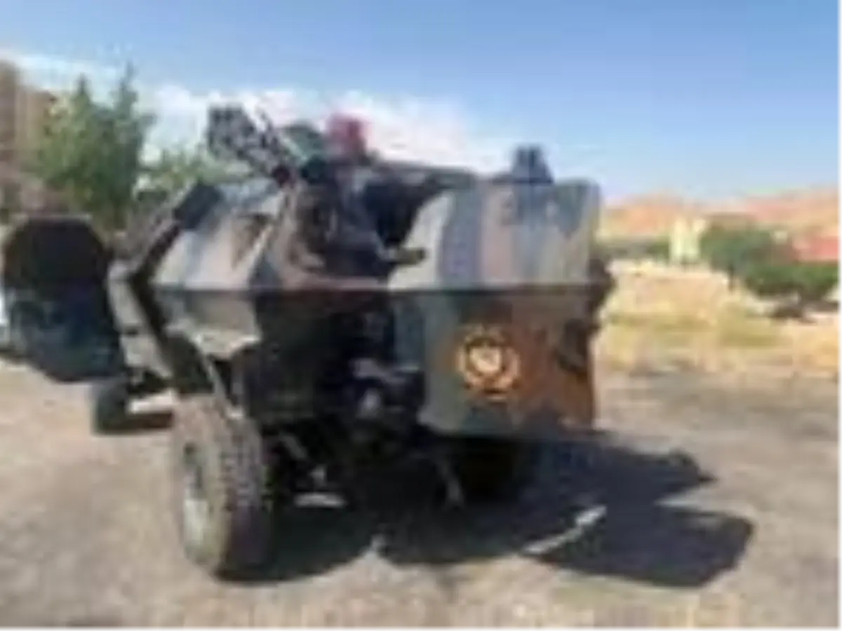 Uygulamada kamyonet beton bariyere çarptı: 1'i polis, 4 yaralı