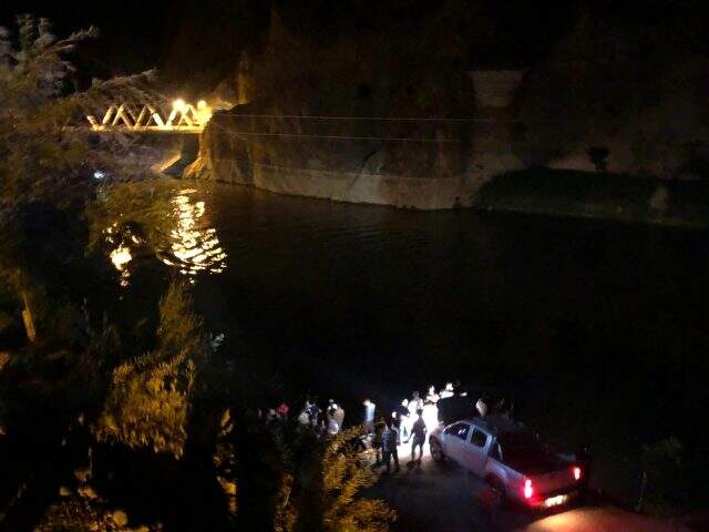Yolcu minibüsü Fırat Nehri'ne uçtu: 4 ölü, 3 yaralı, 1 kayıp