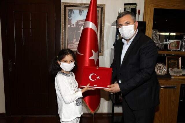 9 yaşındaki çocuğun bayrak hassasiyeti kameralara yansıdı 9 yaşındaki çocuğun bayrak hassasiyeti kameralara yansıdı