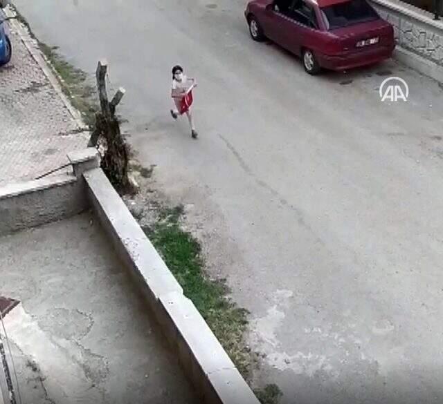 9 yaşındaki çocuğun bayrak hassasiyeti kameralara yansıdı 9 yaşındaki çocuğun bayrak hassasiyeti kameralara yansıdı