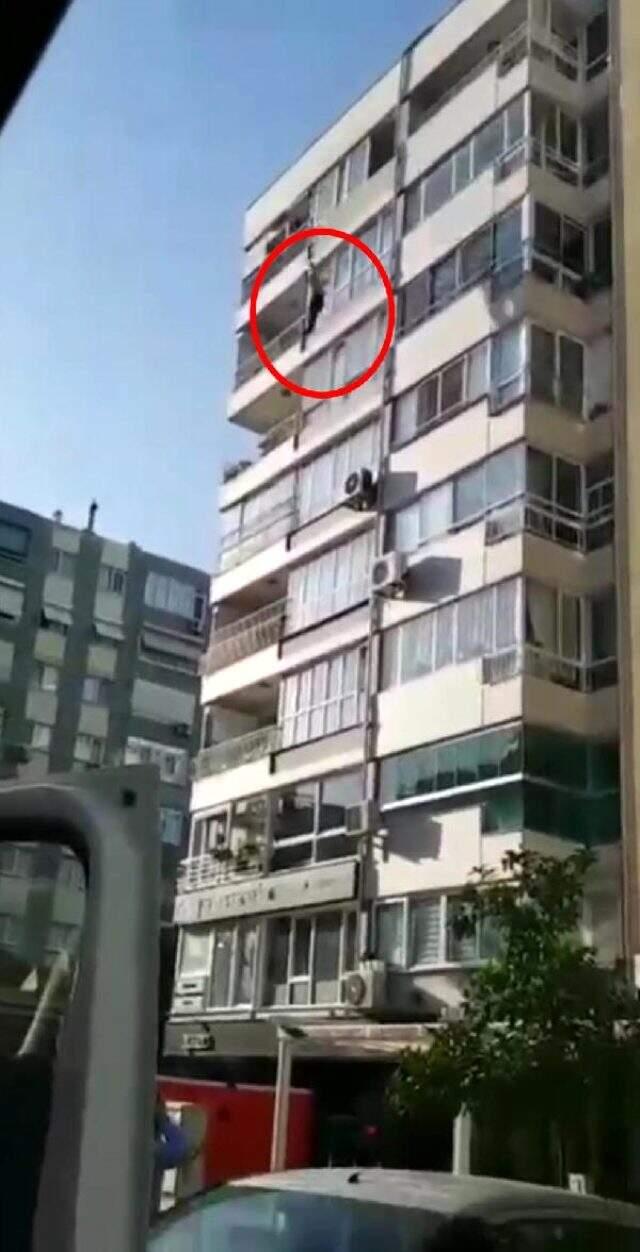 Alkollü vatandaş, 9. kattaki evinin penceresinden kendini aşağıya bıraktı Alkollü vatandaş, 9. kattaki evinin penceresinden kendini aşağıya bıraktı