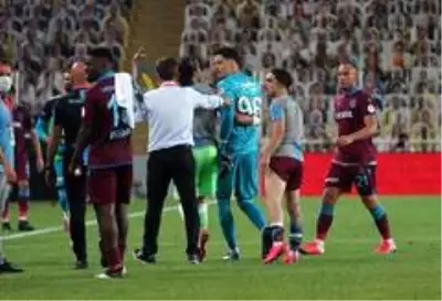Fenerbahçe - Trabzonspor maçının ardından Altay Bayındır ile Abdülkadir Parmak tartıştı Fenerbahçe - Trabzonspor maçının ardından Altay Bayındır ile Abdülkadir Parmak tartıştı