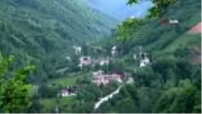 Altı tünel üstü minare... Vatandaşlar cami minaresinin altından yapılan tüneli kullanarak evlerine... Altı tünel üstü minare... Vatandaşlar cami minaresinin altından yapılan tüneli kullanarak evlerine...