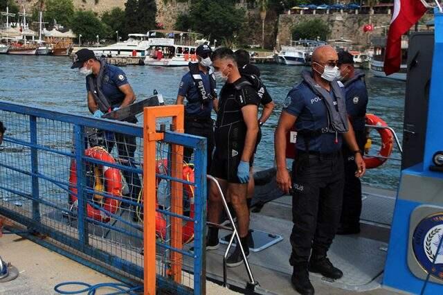 Antalya'da falezlerde kimliği belirsiz erkek cesedi bulundu Antalya'da falezlerde kimliği belirsiz erkek cesedi bulundu