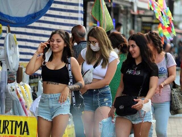 Antalya'nın caddeleri hareketlendi! Maske ve sosyal mesafe kuralları hiçe sayıldı Antalya'nın caddeleri hareketlendi! Maske ve sosyal mesafe kuralları hiçe sayıldı