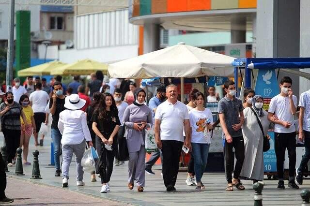 Antalya'nın caddeleri hareketlendi! Maske ve sosyal mesafe kuralları hiçe sayıldı Antalya'nın caddeleri hareketlendi! Maske ve sosyal mesafe kuralları hiçe sayıldı