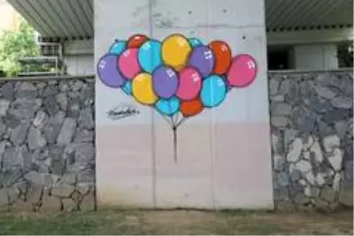 Başakşehir'de gri duvarlar grafiti ile renkleniyor