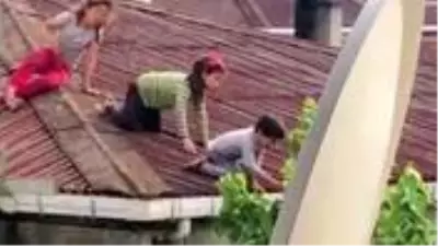 Annelerinin yokluğunu fırsat bilen 3 kardeşin macerası yürekleri ağızlara getirdi Annelerinin yokluğunu fırsat bilen 3 kardeşin macerası yürekleri ağızlara getirdi