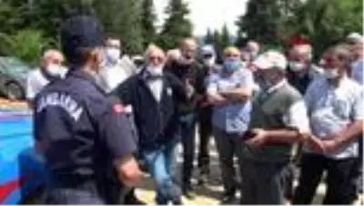 Bolu'da yaylalarda izinsiz çekilen tel örgü ve çitler yıkıldı Bolu'da yaylalarda izinsiz çekilen tel örgü ve çitler yıkıldı