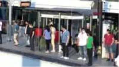 CEVİZLİBAĞ METROBÜS VE TRAMVAY DURAKLARINDA AKŞAM YOĞUNLUĞU