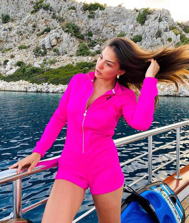 Demet Özdemir, tekne pozlarını takipçileriyle paylaştı Demet Özdemir, tekne pozlarını takipçileriyle paylaştı