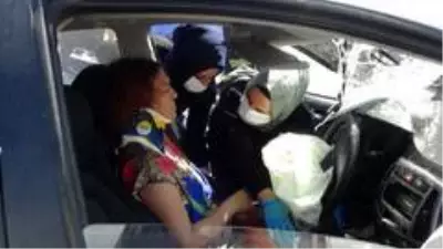 Demir profiller araca saplandı, yaralıya ilk müdahaleyi doktor aile yaptı