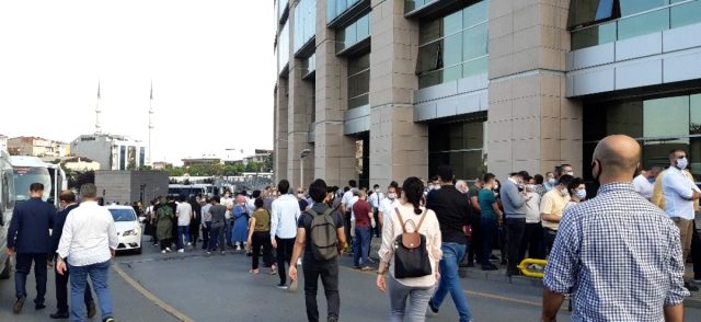 Duruşmalar başladı, İstanbul Adalet Sarayı önünde uzun kuyruklar oluştu