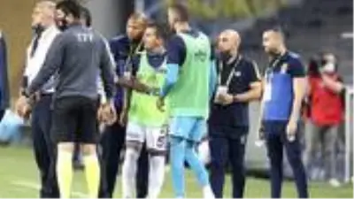Fenerbahçe Trabzonspor maçında Emre Belözoğlu, yedek kulübesinde kırmızı kart gördü Fenerbahçe Trabzonspor maçında Emre Belözoğlu, yedek kulübesinde kırmızı kart gördü