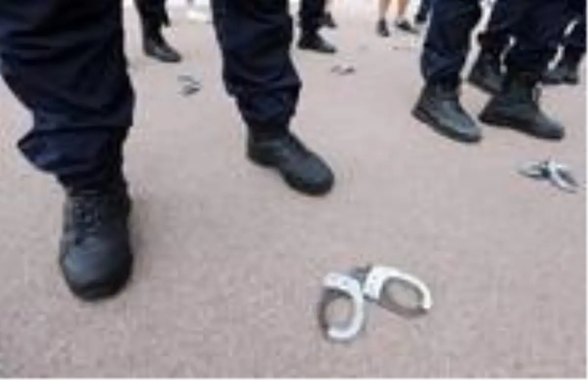 Fransa'da polislerin protestosu sonrası 'boyun kilidi' yasağı kalktı