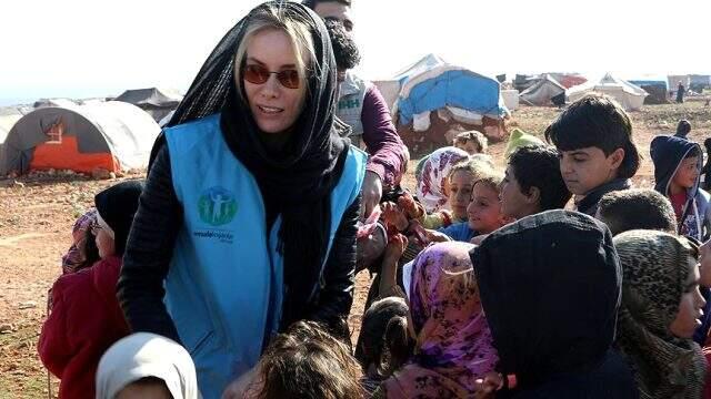 Gamze Özçelik kimdir? Gamze Özçelik kaç yaşında ve nereli? Gamze Özçelik hayatı ve biyografisi! İnsani yardım önderi Gamze Özçelik!