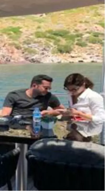 Hilal Altınbilek iş adamı David Nahmiyas ile teknede görüntülendi Hilal Altınbilek iş adamı David Nahmiyas ile teknede görüntülendi