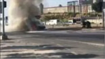Son dakika haberleri | Işıkta bekleyen otomobil alev alev böyle yandı