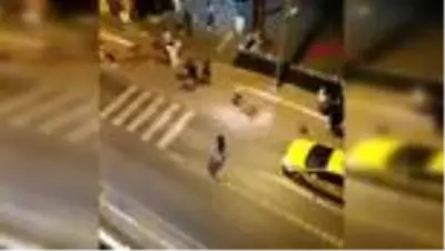 İSTANBUL-AVCILAR’DA SOKAĞI SAVAŞ ALANINA ÇEVİREN YABANCI UYRUKLULARIN KAVGASI KAMERADA