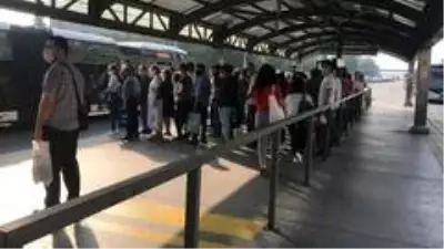 Metrobüs durağında endişe oluşturan görüntüler Metrobüs durağında endişe oluşturan görüntüler