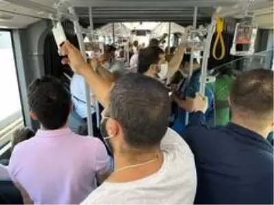 Metrobüs durağında endişe oluşturan görüntüler