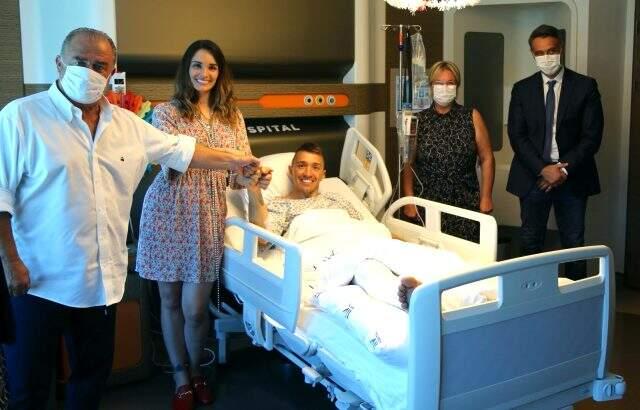 Patricia Callero, bugün ameliyat olan eşi Muslera'nın doğum gününü hastanede kutladı Patricia Callero, bugün ameliyat olan eşi Muslera'nın doğum gününü hastanede kutladı