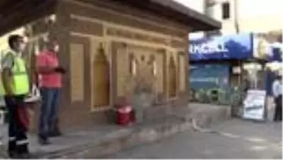 Sokak çeşmesinden şerbet ikramı