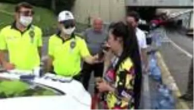 SULTANGAZİ'DE VİRAJI ALAMAYAN TIR'IN DORSESİNDEKİ DAMACANALAR YOLA SAVRULDU SULTANGAZİ'DE VİRAJI ALAMAYAN TIR'IN DORSESİNDEKİ DAMACANALAR YOLA SAVRULDU