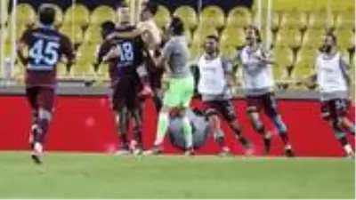 Trabzonspor'dan Fenerbahçe'ye sosyal medyadan 'Sus' işaretli gönderme Trabzonspor'dan Fenerbahçe'ye sosyal medyadan 'Sus' işaretli gönderme