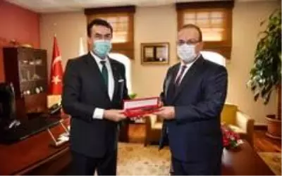 Vali Canbolat'tan Osmangazi Meydanı'na övgü Vali Canbolat'tan Osmangazi Meydanı'na övgü