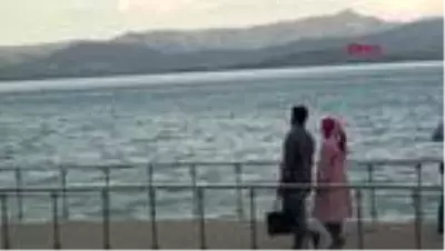 Van Gölü sahilinde sürpriz evlilik teklifi; yüzük dronla geldi Van Gölü sahilinde sürpriz evlilik teklifi; yüzük dronla geldi