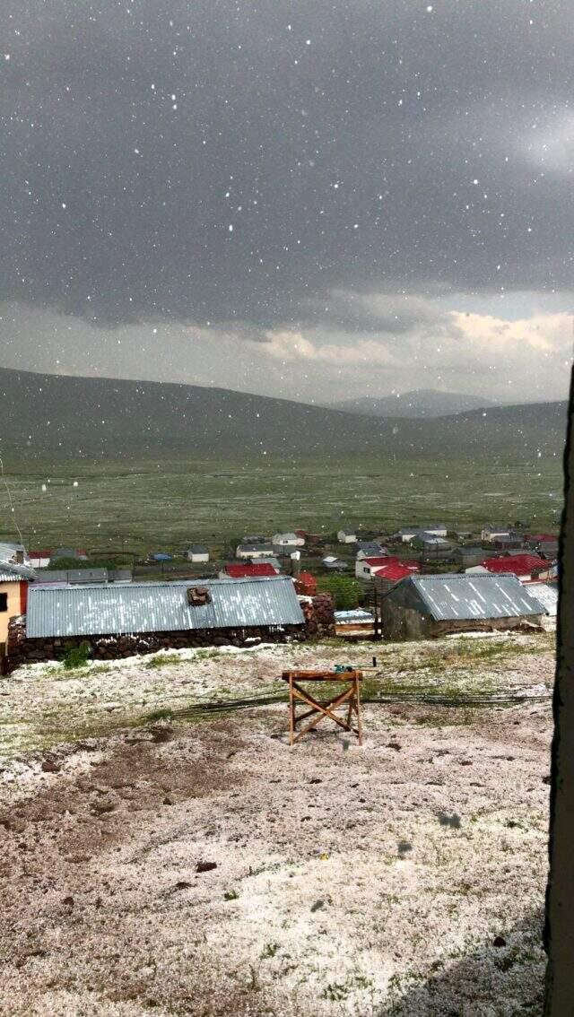 Ardahan'da etkili olan dolu yağışı, her yeri beyaza bürüdü Ardahan'da etkili olan dolu yağışı, her yeri beyaza bürüdü