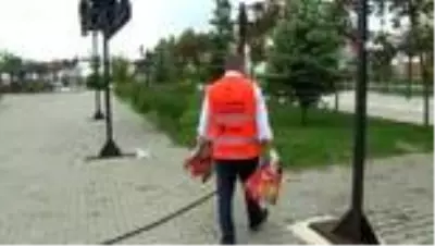 Çocuklar bu maskeleri takmak için sıraya giriyor Çocuklar bu maskeleri takmak için sıraya giriyor