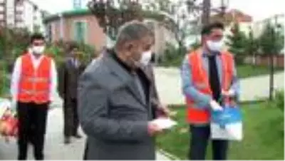 Çocuklar bu maskeleri takmak için sıraya giriyor Çocuklar bu maskeleri takmak için sıraya giriyor
