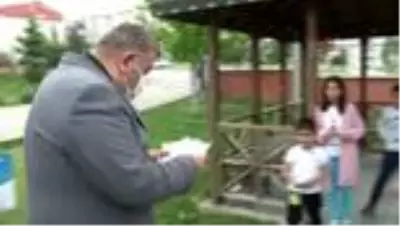 Çocuklar bu maskeleri takmak için sıraya giriyor Çocuklar bu maskeleri takmak için sıraya giriyor