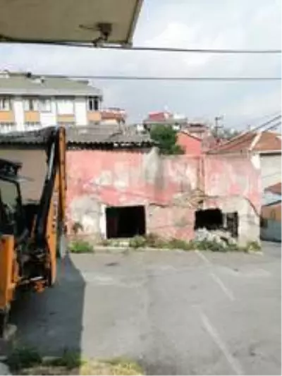 Eyüpsultan'da metruk binaların yıkımı devam ediyor Eyüpsultan'da metruk binaların yıkımı devam ediyor
