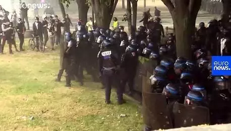 Fransa'da zam talebiyle meydanlara inen sağlık çalışanlarına polis müdahalesi Fransa'da zam talebiyle meydanlara inen sağlık çalışanlarına polis müdahalesi