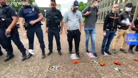 Fransız polisler, Paris'in Champs-Elysees meydanında İçişleri Bakanı Castaner'i protesto etti Fransız polisler, Paris'in Champs-Elysees meydanında İçişleri Bakanı Castaner'i protesto etti