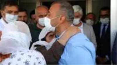 Görev yeri değişen vali, kentten ayrılırken hem ağladı hem ağlattı Görev yeri değişen vali, kentten ayrılırken hem ağladı hem ağlattı