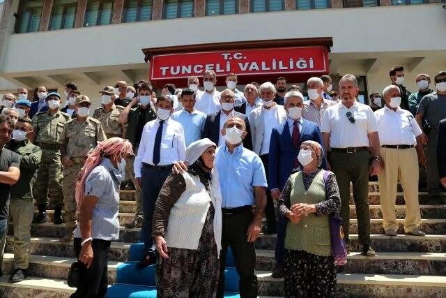 Görev yeri değişen valiyi vatandaşlar, gözyaşlarıyla uğurladı Görev yeri değişen valiyi vatandaşlar, gözyaşlarıyla uğurladı