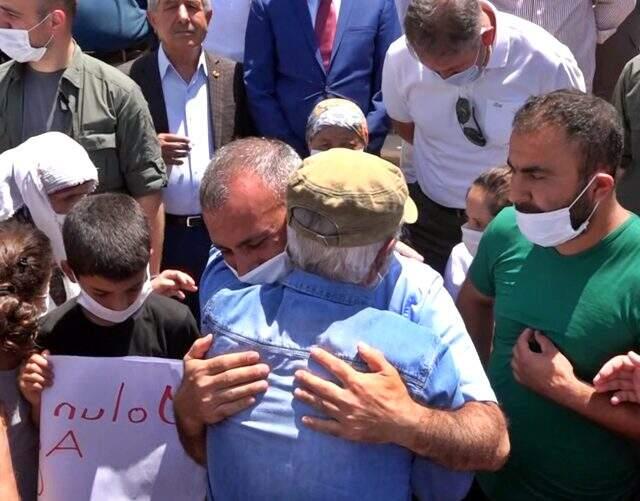 Görev yeri değişen valiyi vatandaşlar, gözyaşlarıyla uğurladı Görev yeri değişen valiyi vatandaşlar, gözyaşlarıyla uğurladı