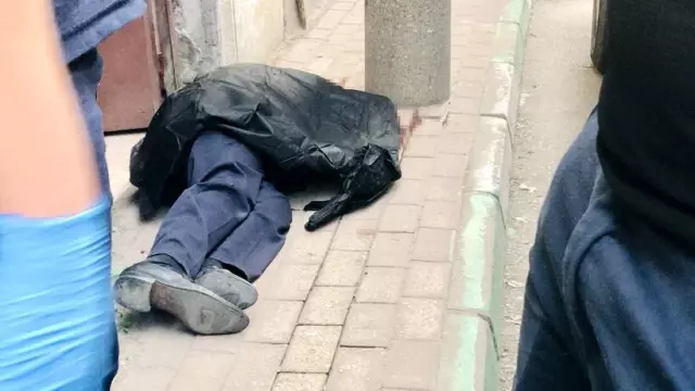 HUSUMETLİ AKRABALARIN SİLAHLI KAVGASINDA YOLDAN GEÇEN KİŞİ VURULARAK ÖLDÜ HUSUMETLİ AKRABALARIN SİLAHLI KAVGASINDA YOLDAN GEÇEN KİŞİ VURULARAK ÖLDÜ