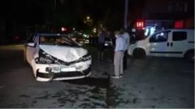 Isparta'da otomobiller çarpıştı: 2 yaralı Isparta'da otomobiller çarpıştı: 2 yaralı